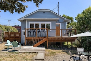 Outdoor dining - Bright & Modern Cottage in Ballard |Fenced Yard, Deck, Walk to Local Restaurants-10 Min to Downtown (Seattle)