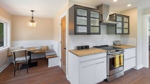Una cocina compacta con estufa integrada, horno y muebles de cocina modernos.