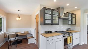 Frigorífic, microones, rentaplats i cafetera i tetera