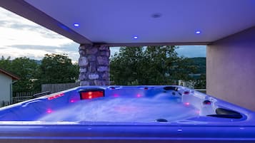Outdoor spa tub