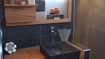 Douche, sèche-cheveux, papier toilette