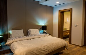 4 bedrooms, Egyptian cotton sheets, premium bedding, blackout drapes