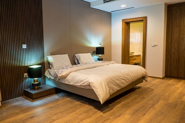 4 bedrooms, Egyptian cotton sheets, premium bedding, blackout drapes