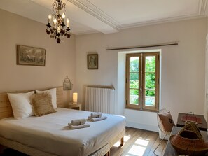 5 habitaciones, tabla de planchar con plancha, cuna de viaje y wifi 