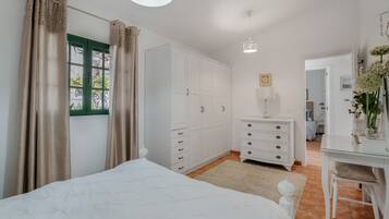 3 bedrooms, iron/ironing board, free WiFi, bed sheets
