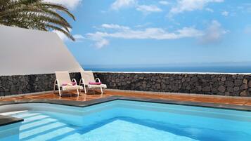 Uppvärmd pool och solstolar