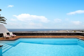A heated pool, pool loungers - Vacation Apartment “La Vega de Lanzarote 3” with Sea View, Pool & Wi-Fi (Tias)