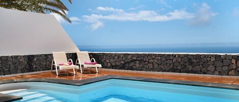 Piscine chauffée, chaises longues