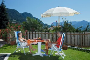 Outdoor dining - Apartment "Langeshof - Morgensonne" with Mountain View, Balcony & Garden (Kuens bei Meran, Südtirol - Italien)
