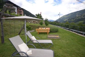 Outdoor dining - Apartment "Langeshof - Morgensonne" with Mountain View, Balcony & Garden (Kuens bei Meran, Südtirol - Italien)