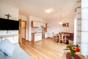 Un appartement moderne comprenant une cuisine, un coin repas et un salon.