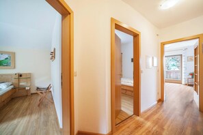 2 bedrooms, free WiFi, bed sheets - Apartment "Langeshof - Löwenzahn" with Mountain View, Garden & Wi-Fi (Kuens bei Meran, Südtirol - Italien)