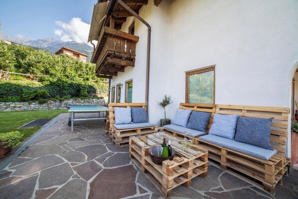 Terrace/patio - Apartment "Langeshof - Löwenzahn" with Mountain View, Garden & Wi-Fi (Kuens bei Meran, Südtirol - Italien)