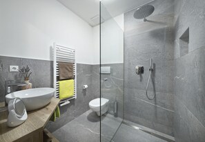Dusche, Haartrockner, Handtücher