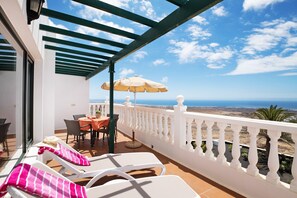 Outdoor dining - Vacation Apartment “La Vega de Lanzarote 4” with Sea View, Pool & Wi-Fi (Tías)
