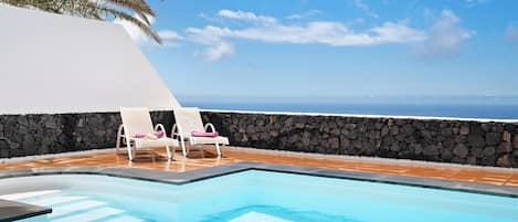 Piscine chauffée, chaises longues