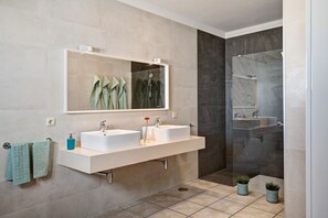 Shower, hair dryer, towels - Vacation Apartment “La Vega de Lanzarote 4” with Sea View, Pool & Wi-Fi (Tías)