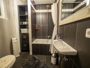 Kylpyamme, hiustenkuivaaja, pyyhkeet