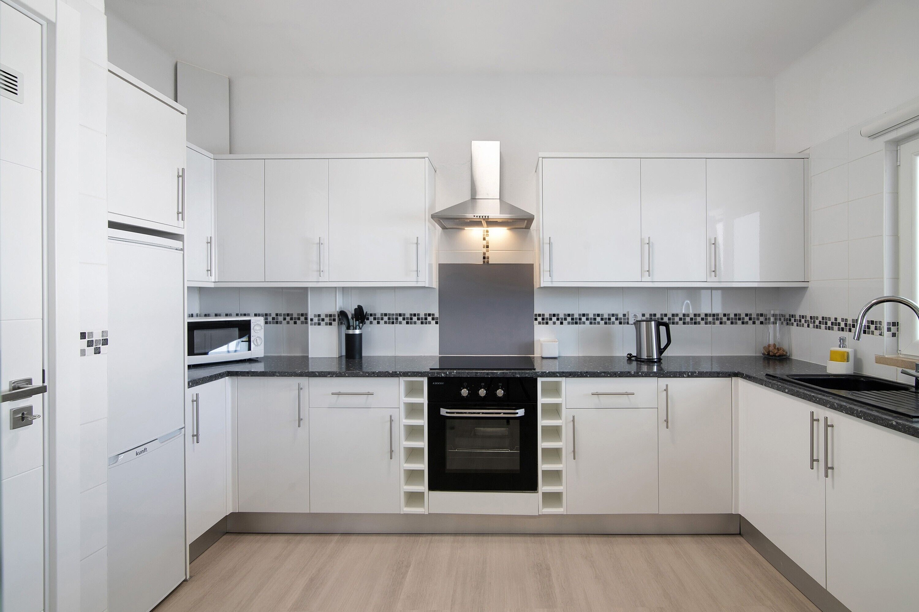 Refrigerador, microondas, horno, placa de cocina