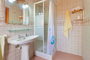 Bathtub, hair dryer, towels