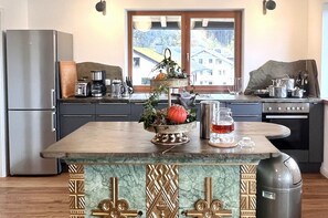 Fridge, microwave, oven, stovetop - Apartment Bachperle with balcony in the Alpenlandhaus in a central yet natural location (Kiefersfelden)