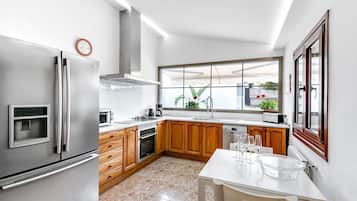 Kühlschrank, Ofen, Herdplatte, Geschirrspüler