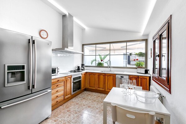 Kühlschrank, Ofen, Herdplatte, Geschirrspüler