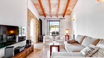 Fernseher, Kamin, DVD-Player