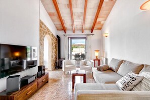 تلفزيون، مدفأة، مشغل دي في دي