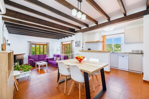 Interior - Holiday Home Can Amer with Mountain View, Wi-Fi, A/C, Pool, Garden & Terrace (Pollensa)