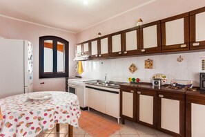 Fridge, microwave, oven, stovetop - Holiday Home "Elena" with Sea View, Air Conditioning & Terrace (Masainas)