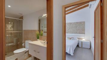 Een douche, een haardroger, handdoeken