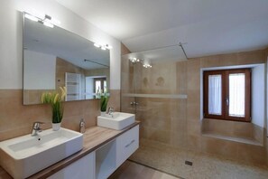 Dusche, Haartrockner, Handtücher
