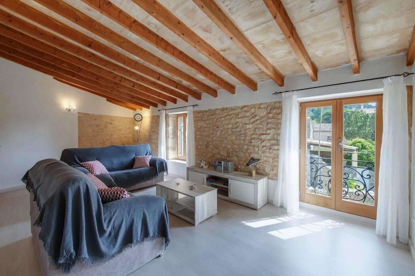 Televisie, een open haard, een dvd-speler en een stereo