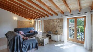 Televisie, een open haard, een dvd-speler en een stereo