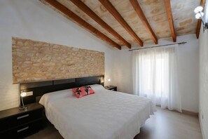 5 bedrooms, iron/ironing board, free WiFi, bed sheets