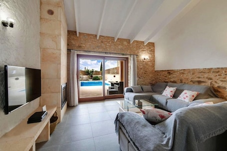 Fernseher, Kamin, DVD-Player, Stereoanlage. Ferienhaus Can Tianet mit Bergblick, Pool, WLAN und Terrasse