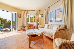 TV, fireplace, DVD player, stereo - Vacation Home Casa Folara with Sea View, Pool, Wi-Fi, Terrace & Garden (Cala Llombards)