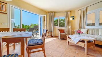 Tv, eldstad, dvd-spelare och en stereo