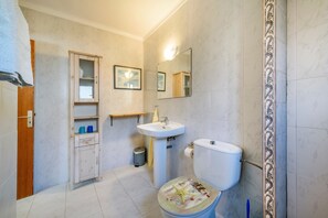 Bathtub, hair dryer, towels -  Vacation Home Casa Folara with Sea View, Pool, Wi-Fi, Terrace & Garden (Cala Llombards)