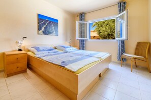 2 slaapkamers, een strijkplank/strijkijzer, gratis wifi, beddengoed