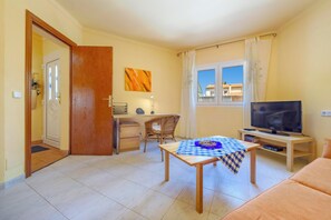 Televisión, chimenea, reproductor de DVD y estéreo 