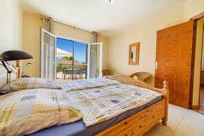 2 bedrooms, iron/ironing board, free WiFi, bed sheets - Vacation Home Casa Folara with Sea View, Pool, Wi-Fi, Terrace & Garden (Cala Llombards)