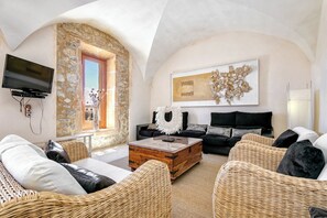 TV, peis, DVD-spiller og bordtennis