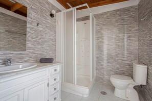 Bathtub, hair dryer, towels
