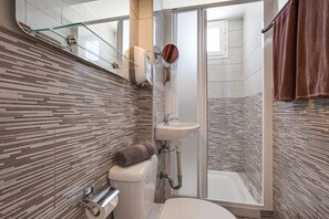 Bathtub, hair dryer, towels