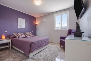 4 bedrooms, iron/ironing board, free WiFi, bed sheets