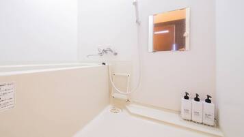 Zweibettzimmer, Nichtraucher | Badezimmer | Badewanne und Dusche (separat), kostenlose Toilettenartikel