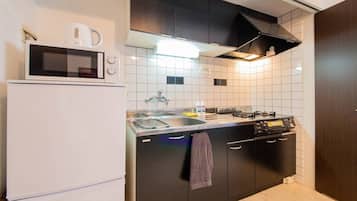 Habitación con 2 camas individuales, para no fumadores | Cocineta privada | Refrigerador, microondas, tetera eléctrica y utensilios de cocina