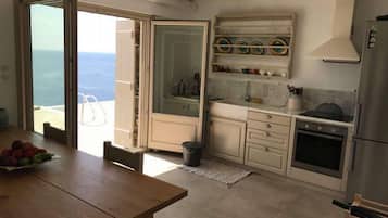 Refrigerador, horno, utensilios de cocina y comedor